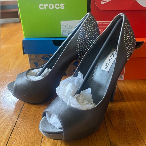 Steve Madden Size 8 Grey Satin Open-Toe Platform Heel - Picture 1 of 4